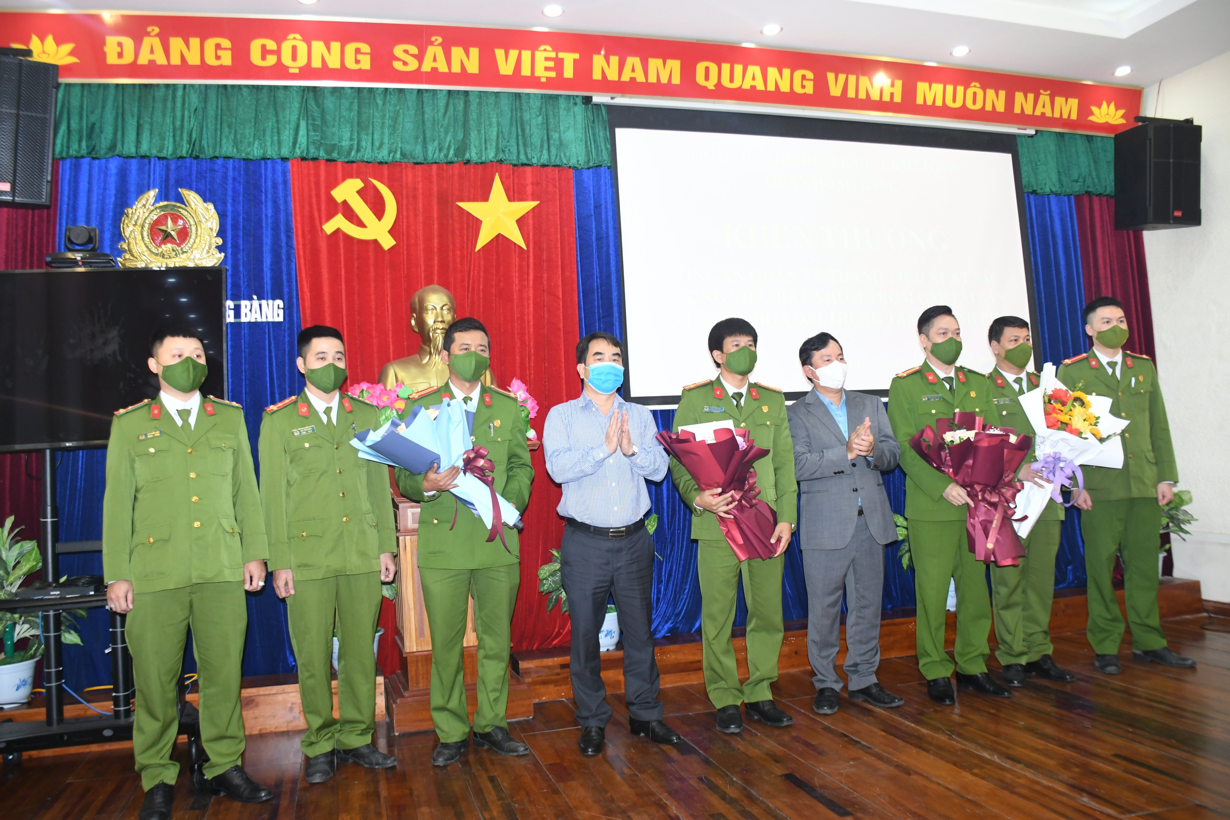 Khen thưởng Công an quận Hồng Bàng triệt phá ổ nhóm trộm cắp tài sản tại dải trung tâm thành phố